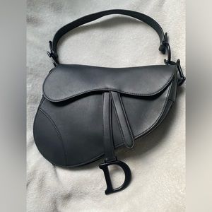 Dior SADDLE BAG WITH STRAP
Black Ultramatte Calfskin